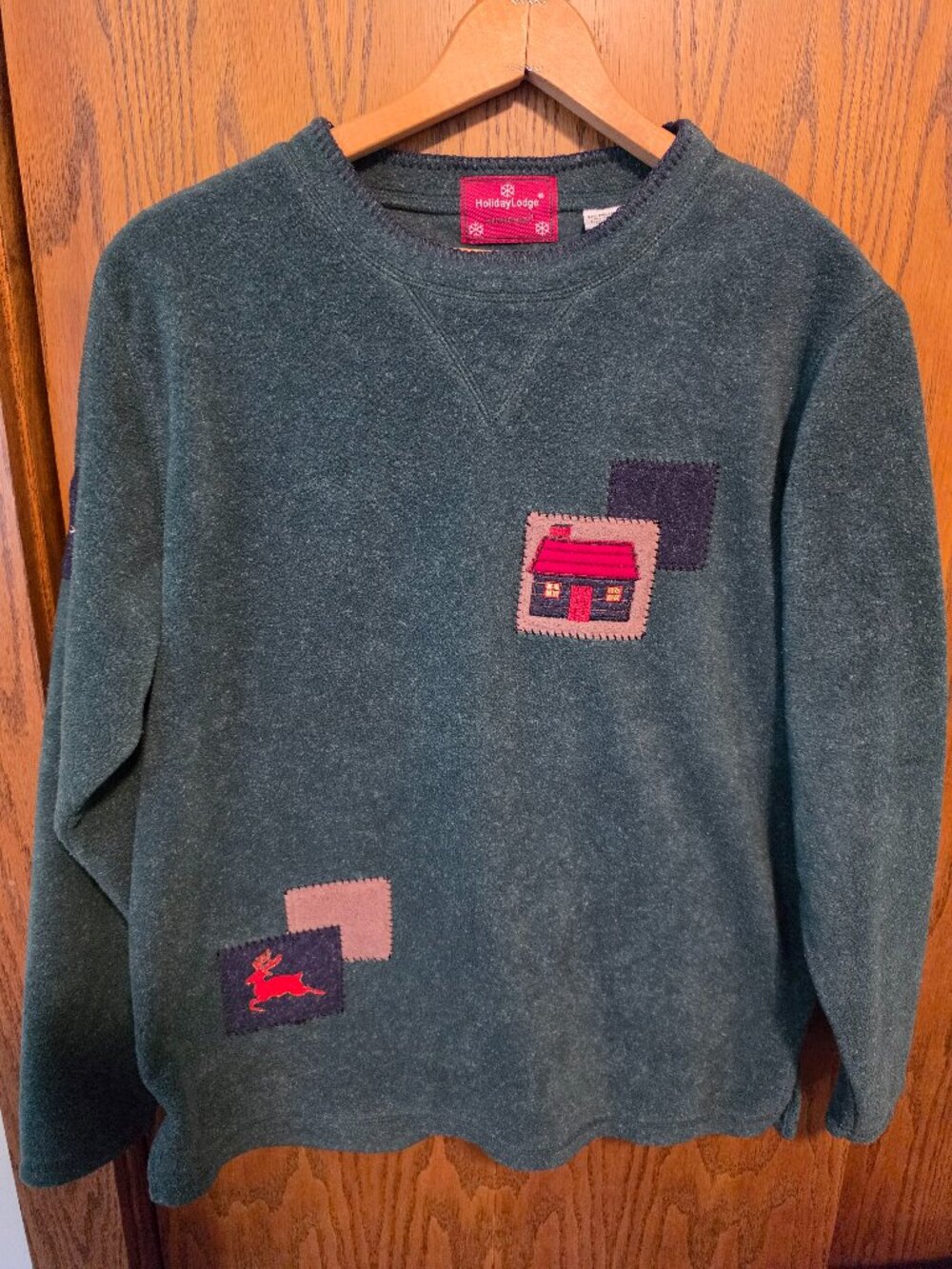 Vintage Holiday Lodge Fleece Sweatshirt Medium Green Patchwork Cabin Reindeer